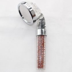 Pommeau de douche filtrant avec poignée